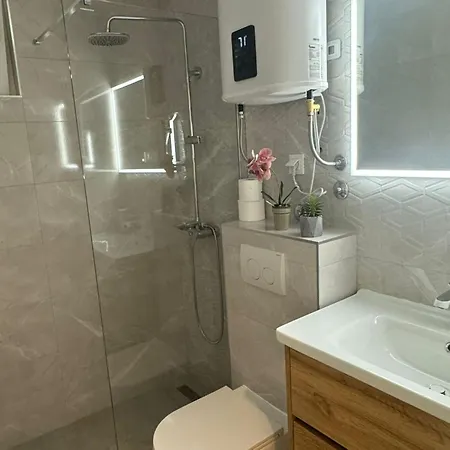 & Papa - Two Bedroom With Balcony And Partial Sea View مْليني