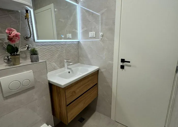 & Papa - Two Bedroom With Balcony And Partial Sea View Apartment *