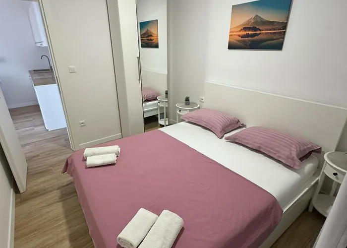 Apartment & Papa - Two Bedroom With Balcony And Partial Sea View *