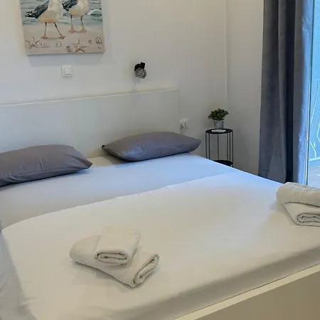 & Papa - Two Bedroom With Balcony And Partial Sea View