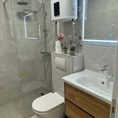 & Papa - Two Bedroom With Balcony And Partial Sea View Daire *