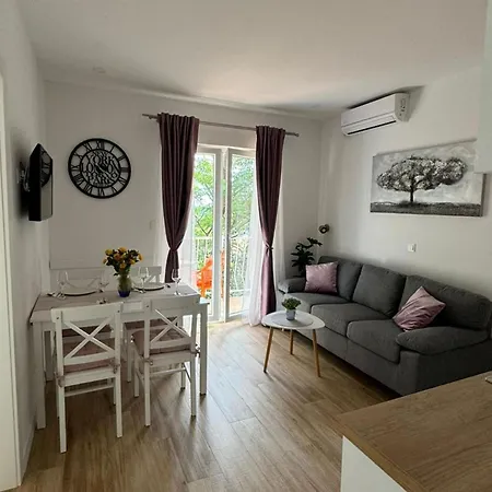 & Papa - Two Bedroom With Balcony And Partial Sea View Daire *