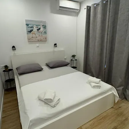 & Papa - Two Bedroom With Balcony And Partial Sea View