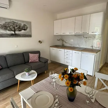 & Papa - Two Bedroom With Balcony And Partial Sea View *