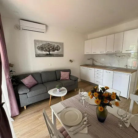 & Papa - Two Bedroom With Balcony And Partial Sea View Apartment Mlini