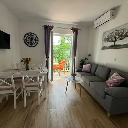 & Papa - Two Bedroom With Balcony And Partial Sea View *