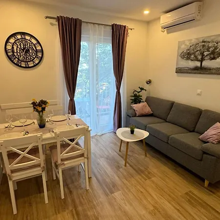 & Papa - Two Bedroom With Balcony And Partial Sea View * Mlini