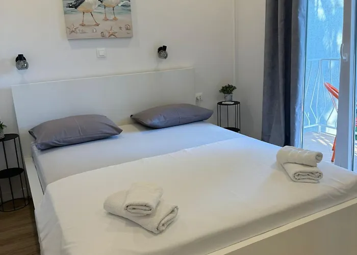 & Papa - Two Bedroom With Balcony And Partial Sea View