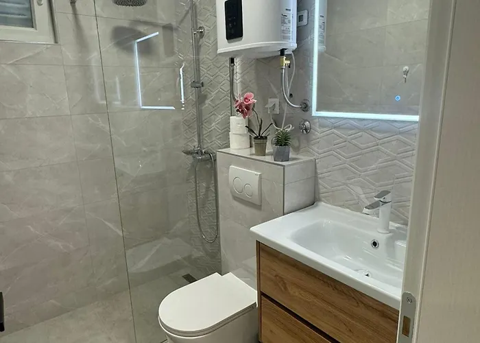 & Papa - Two Bedroom With Balcony And Partial Sea View 아파트 *