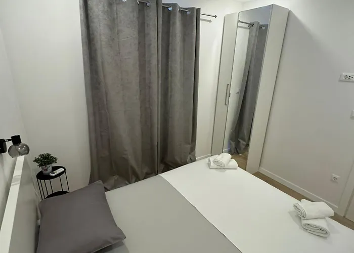 아파트 & Papa - Two Bedroom With Balcony And Partial Sea View