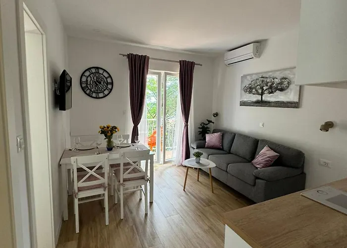 & Papa - Two Bedroom With Balcony And Partial Sea View 아파트 *