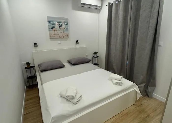 & Papa - Two Bedroom With Balcony And Partial Sea View