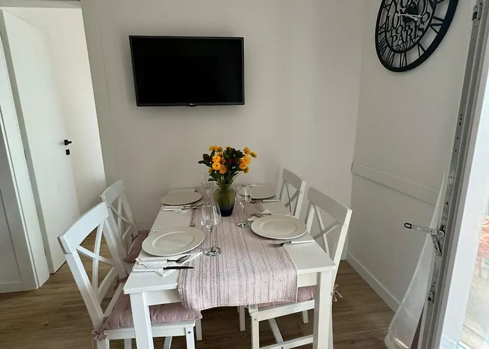 아파트 & Papa - Two Bedroom With Balcony And Partial Sea View