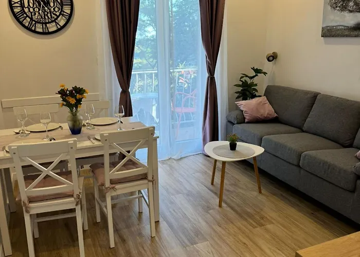 & Papa - Two Bedroom With Balcony And Partial Sea View 아파트