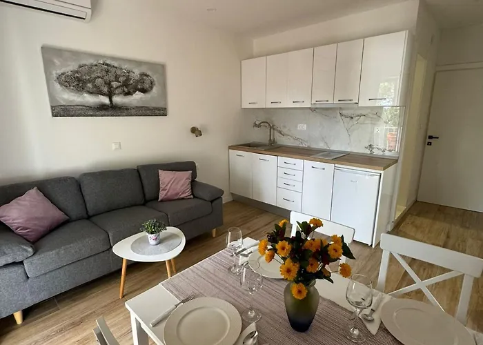 & Papa - Two Bedroom With Balcony And Partial Sea View *